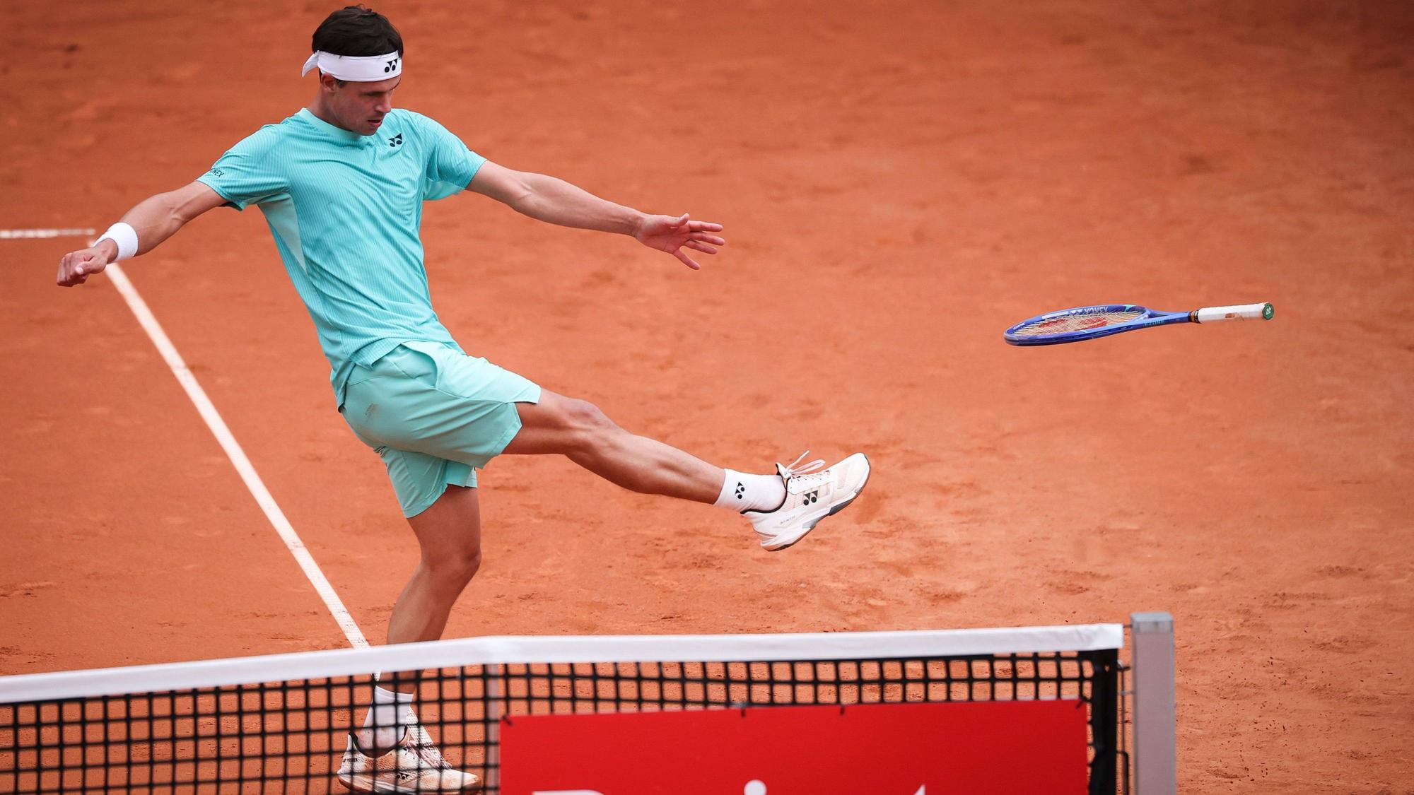 Frust-Szene bei Daniel Altmaier: Der Tennisschläger fliegt auf die Tribüne.
