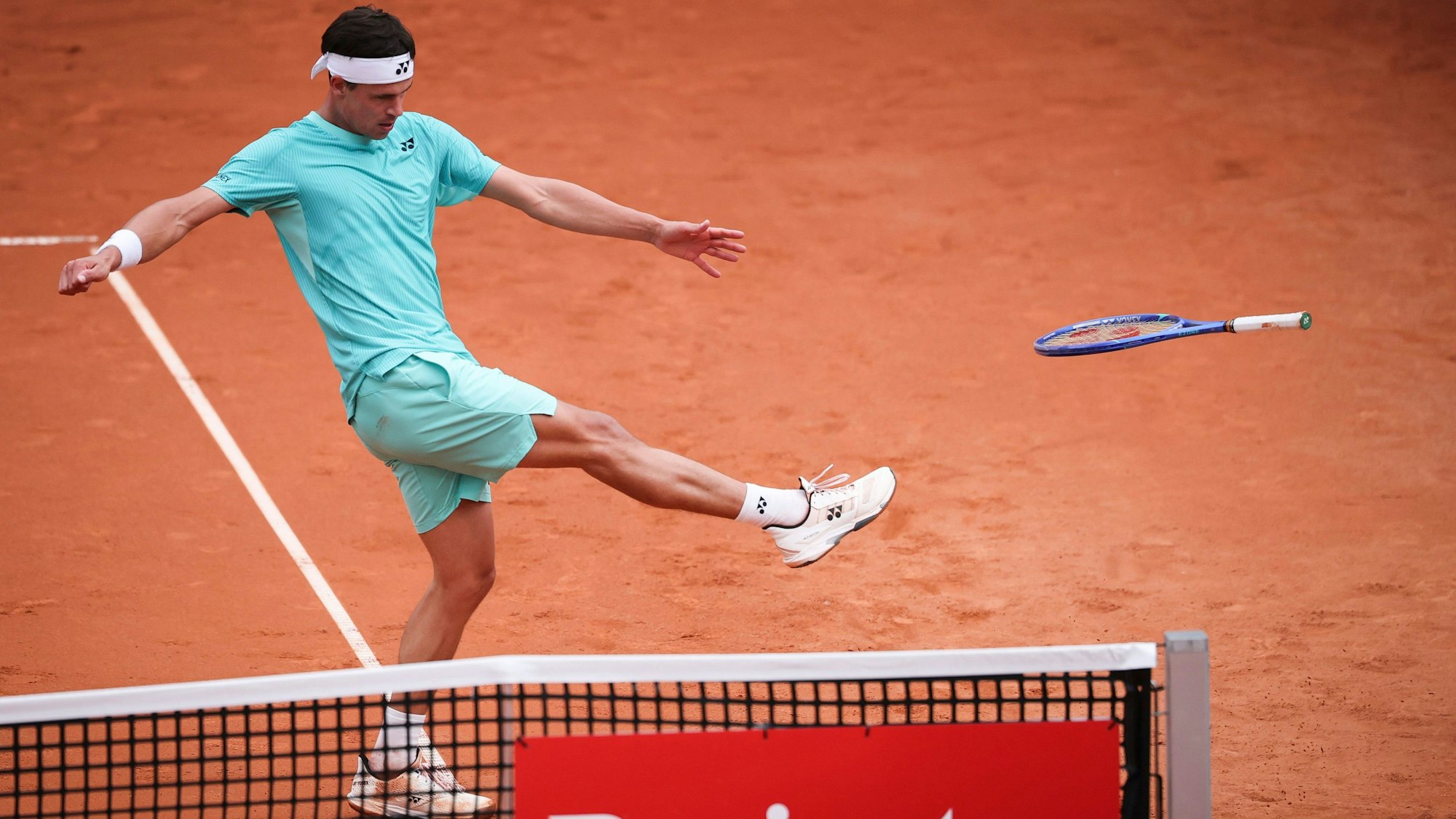 Frust-Szene bei Daniel Altmaier: Der Tennisschläger fliegt auf die Tribüne.