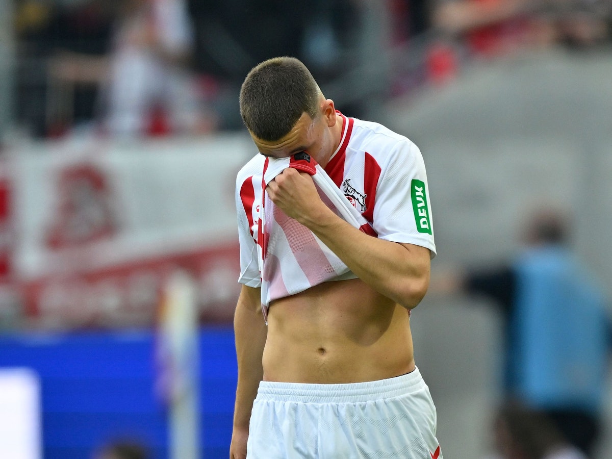 Said El Mala versteckt sich hinter seinem Trikot.