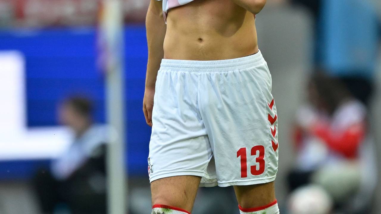 Said El Mala versteckt sich hinter seinem Trikot.