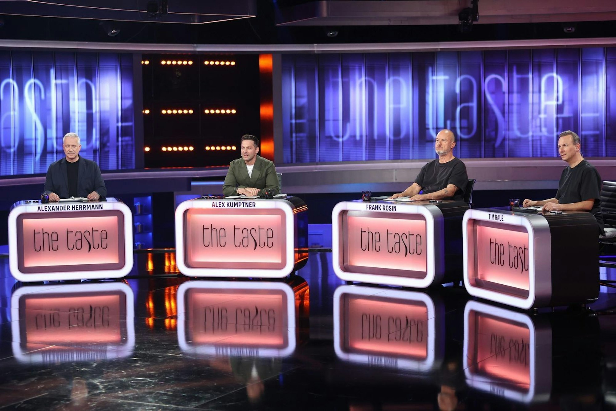 „Ein tolles Finale, drei Löffel auf Augenhöhe“, lobte Alexander Herrmann (links) die Finalleistungen. Auch seine Kollegen Tim Raue, Frank Rosin und Alexander Kumptner (von rechts) waren zufrieden. (Bild: Joyn/Benedikt Müller)