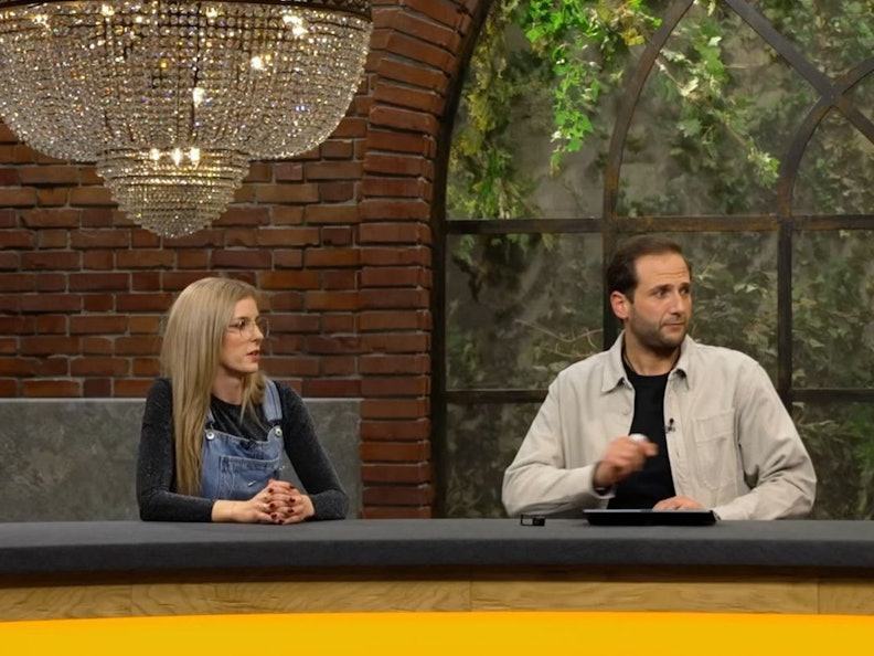 Ein Schmuckstück sorgte am Donnerstag bei „Bares für Rares“ für ganz unterschiedliche Meinungen im Händlerraum. (Bild: ZDF)
