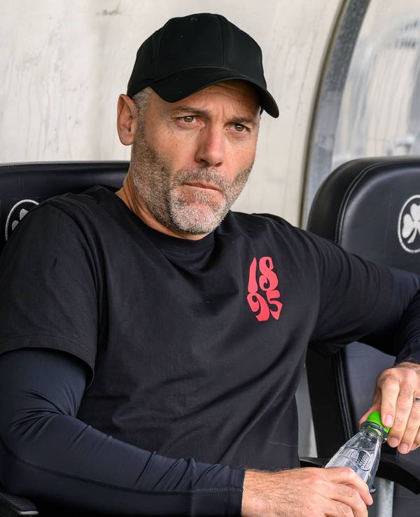 Alexander Ende sitzt auf der Trainerbank.