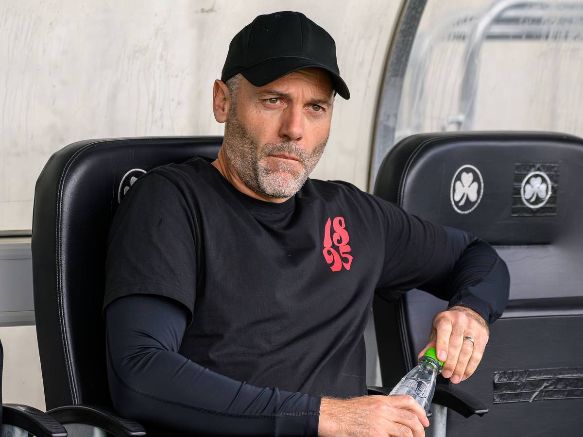 Alexander Ende sitzt auf der Trainerbank.