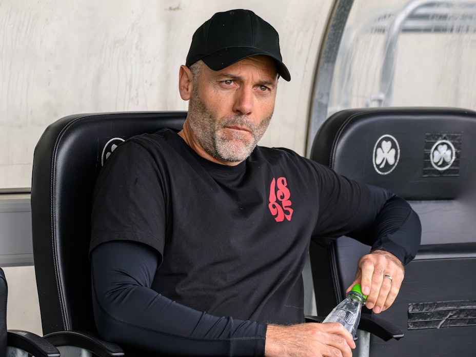 Alexander Ende sitzt auf der Trainerbank.