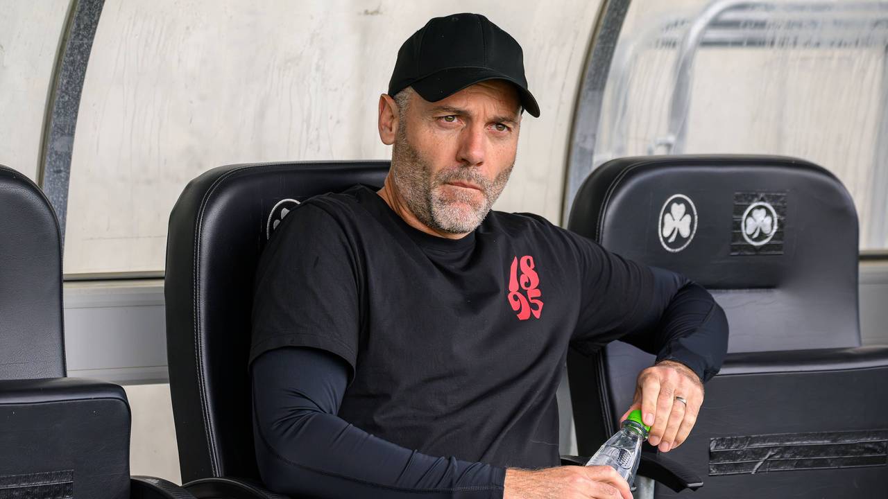Alexander Ende sitzt auf der Trainerbank.