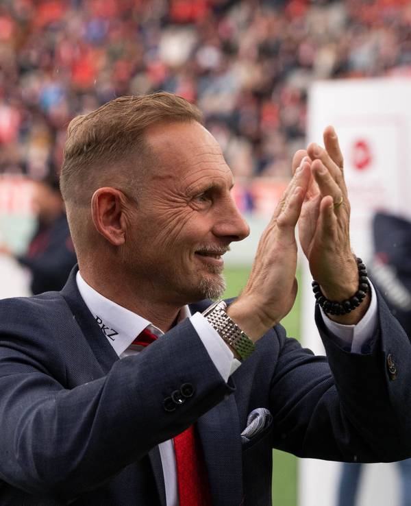 Mauro Lustrinelli klatscht mit den Fans des FC Thun.