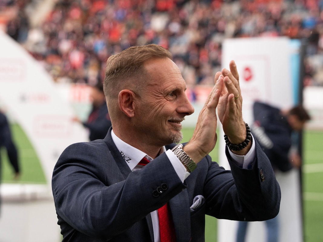 Mauro Lustrinelli klatscht mit den Fans des FC Thun.