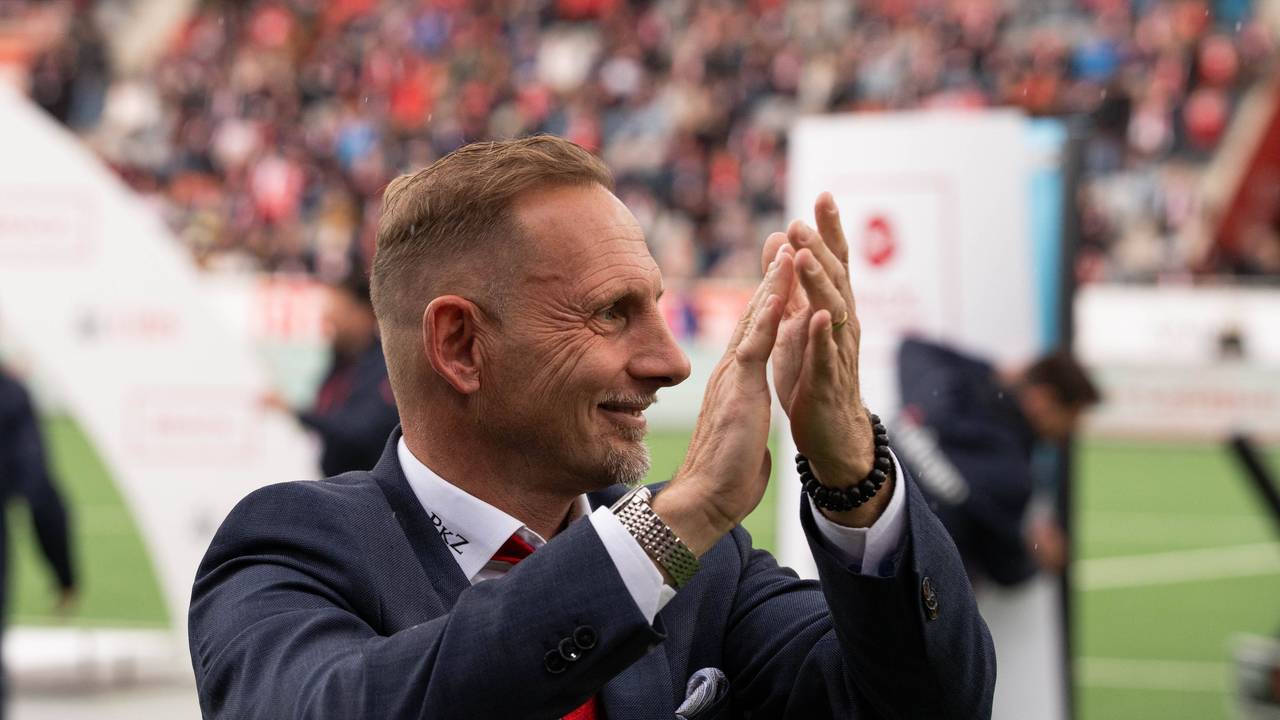 Mauro Lustrinelli klatscht mit den Fans des FC Thun.