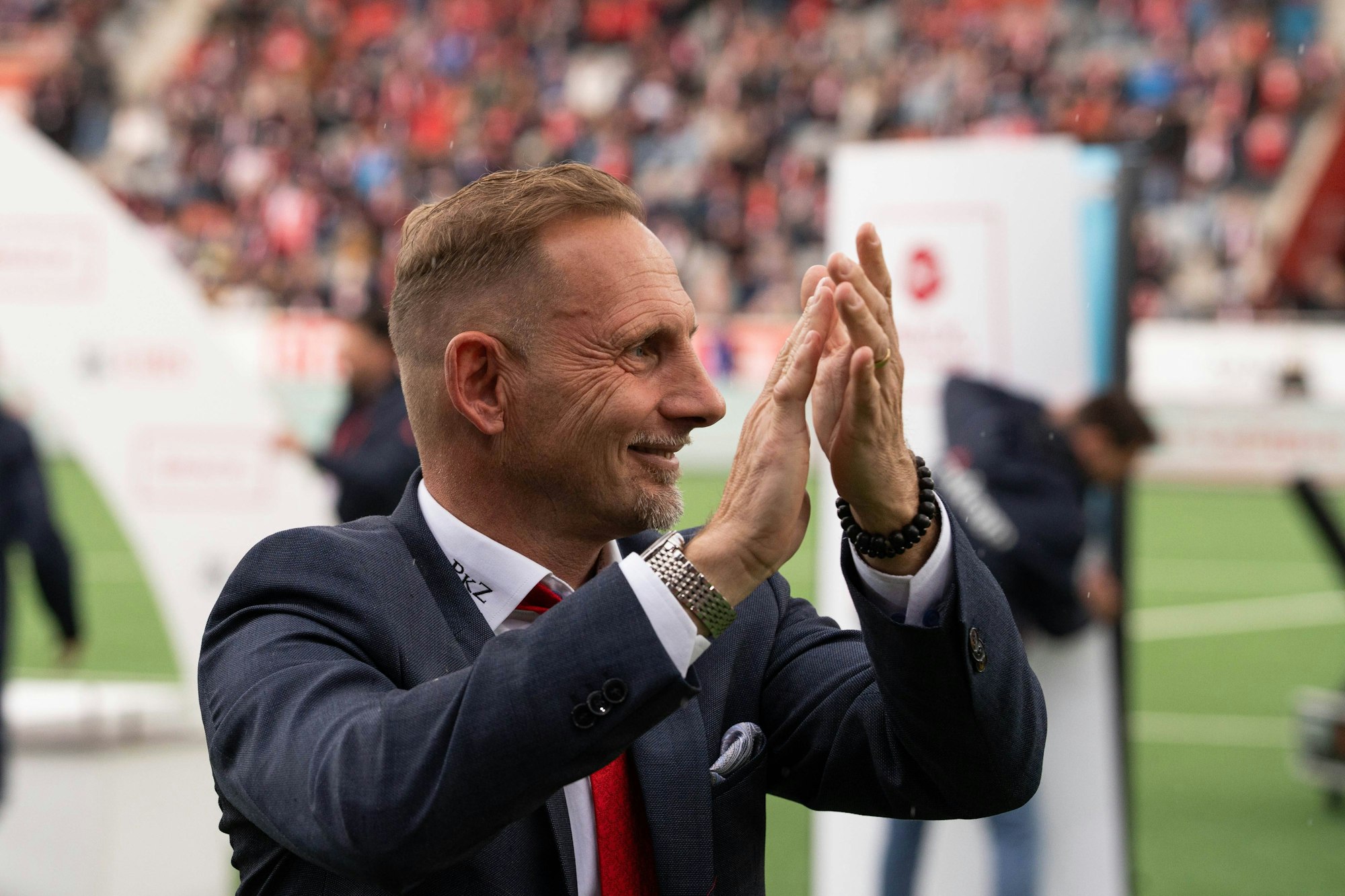 Mauro Lustrinelli klatscht mit den Fans des FC Thun.