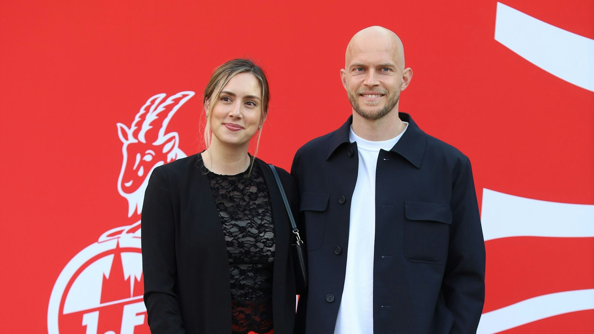 Beim 1. FC Köln posieren zum Saisonabschluss Trainer René Wagner und seine Frau Mandi.