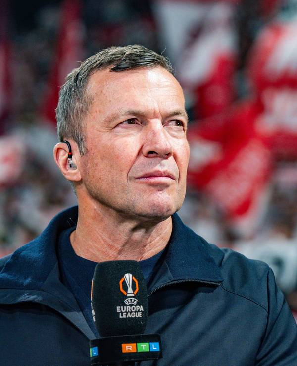 TV-Experte Lothar Matthäus hält ein Mikrofon in der Hand.