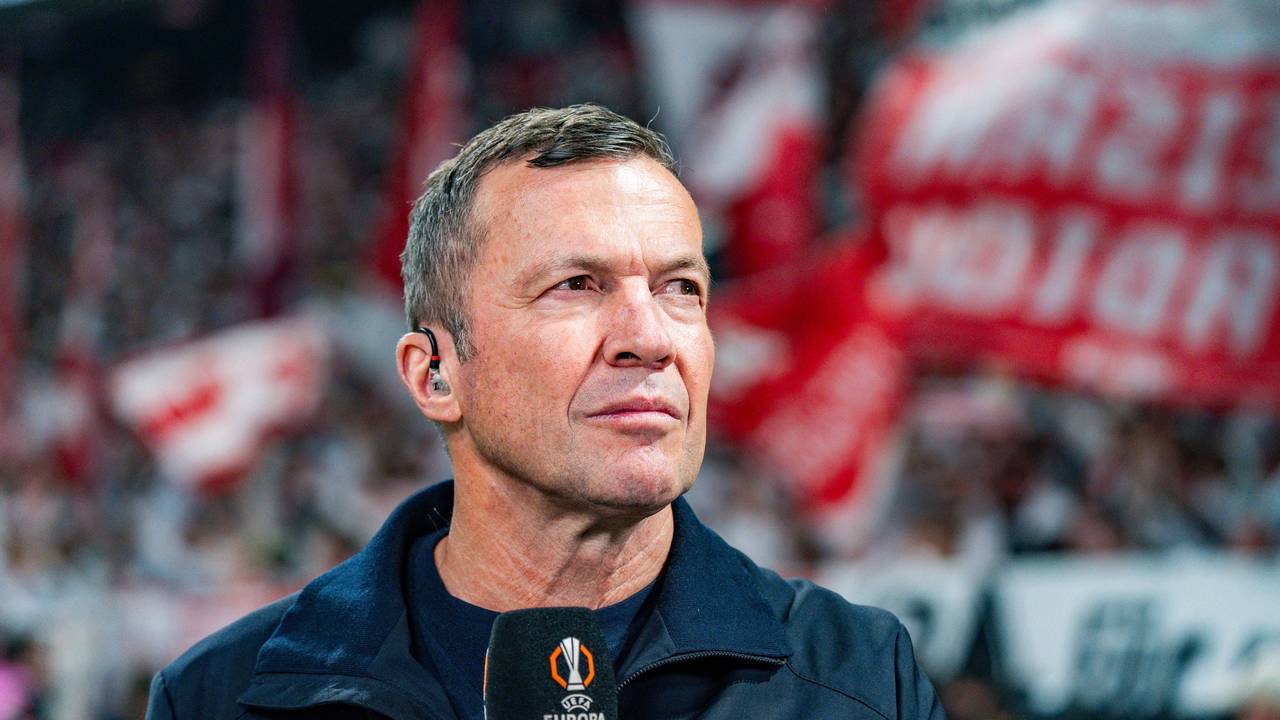 TV-Experte Lothar Matthäus hält ein Mikrofon in der Hand.
