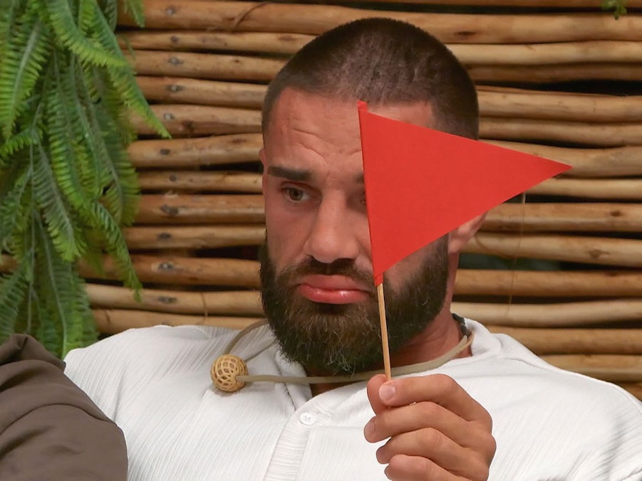 Der „maskuline Mann“ Aleks sieht Rot. (Bild: RTL)