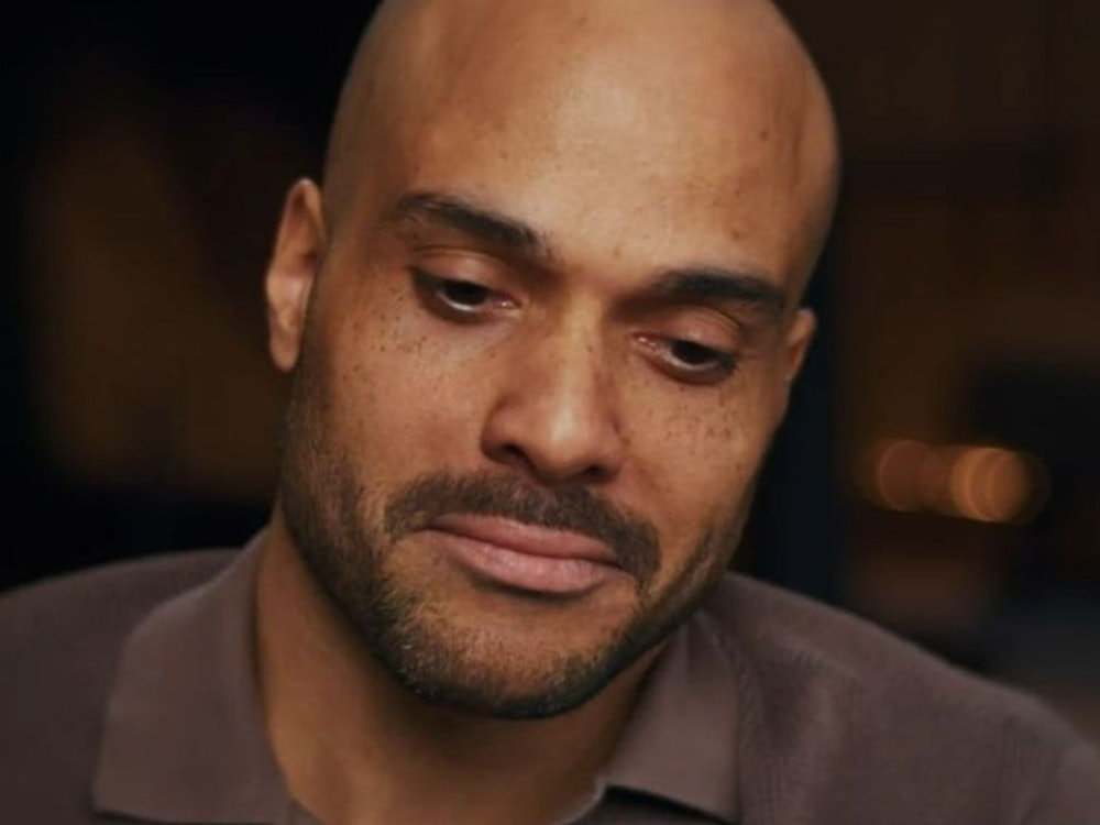 David Odonkor wird in der ZDF-Doku „Mission Sommermärchen - Deutschlands Weg zur WM 2006“ in Gedanken an seine legendäre Torvorlage bei der WM 2006 emotional. (Bild: ZDF)