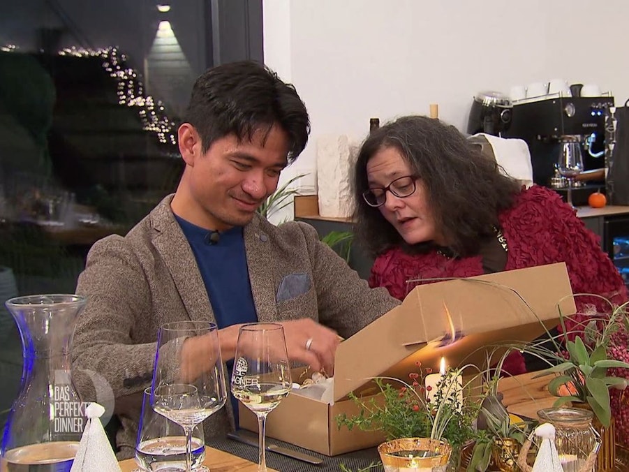Ups, da hat Ragil die Kerze auf dem Tisch übersehen. Doch Angela verhindert schlimmeres.
(Bild: RTL)