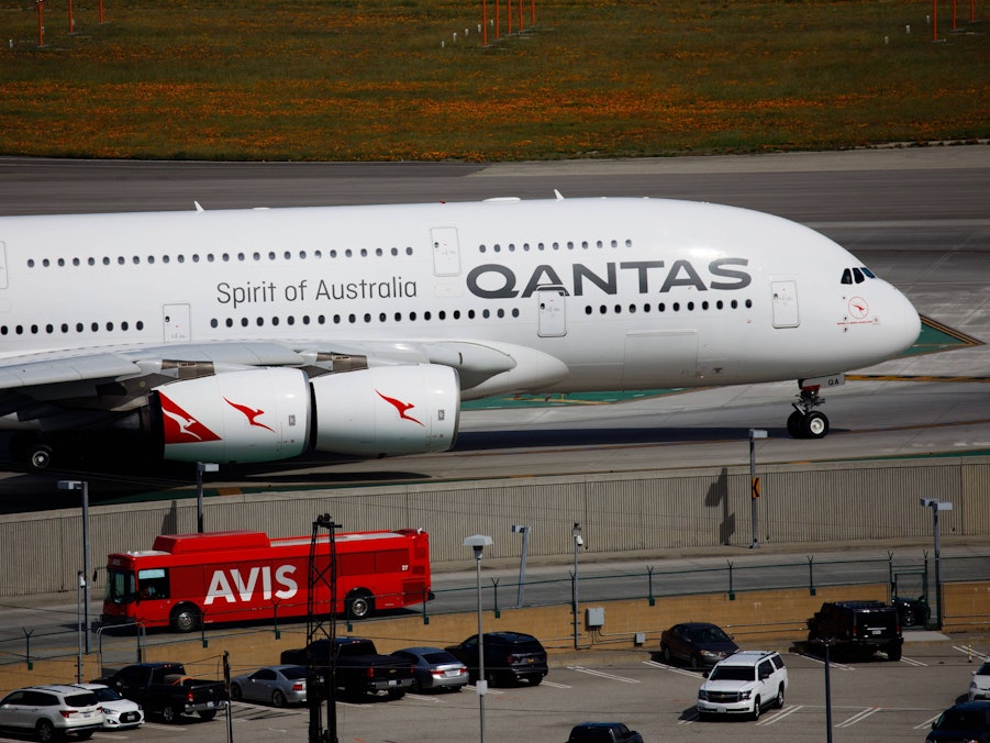 Flugzeug und ein Bus