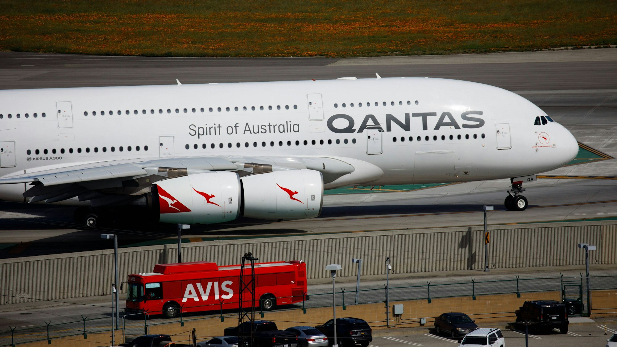 Flugzeug und ein Bus