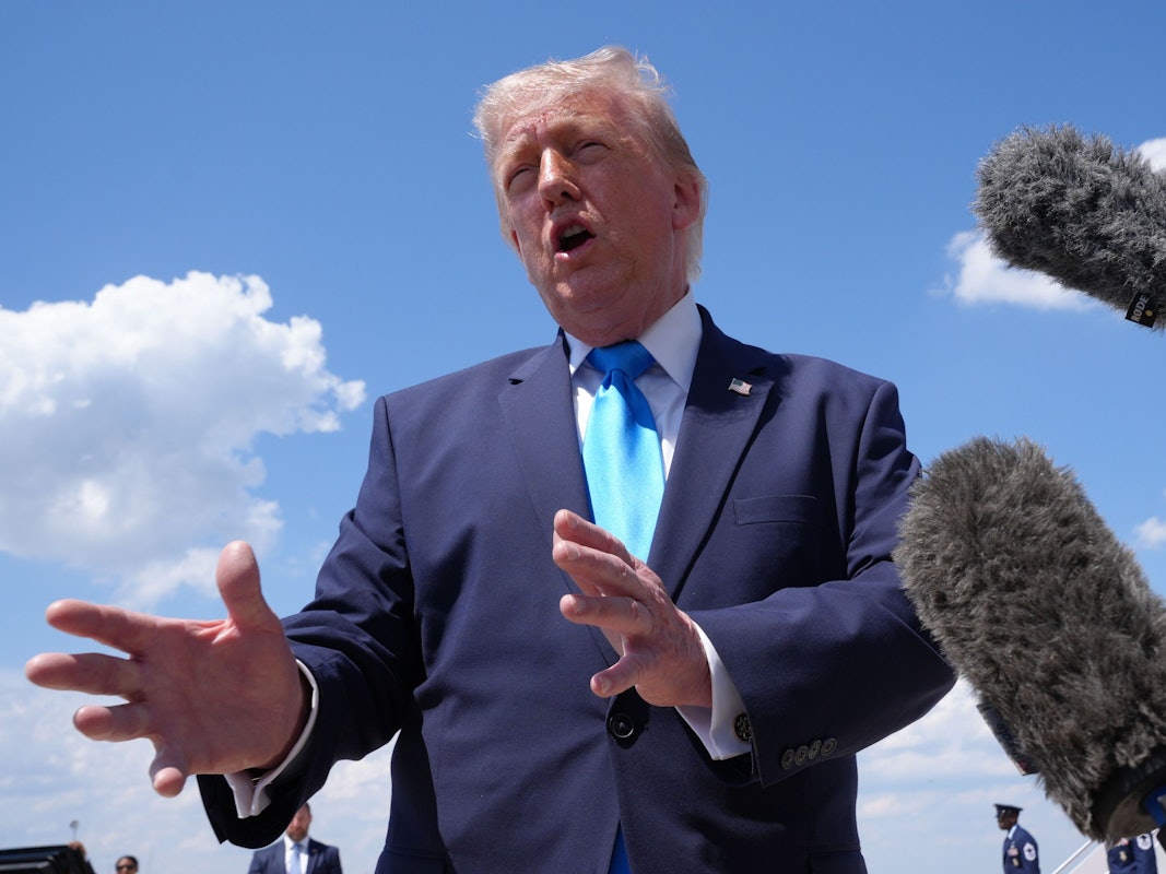 Donald Trump spricht zur Presse, nachdem er am Mittwoch auf der Joint Base Andrews aus der Air Force One ausgestiegen ist.