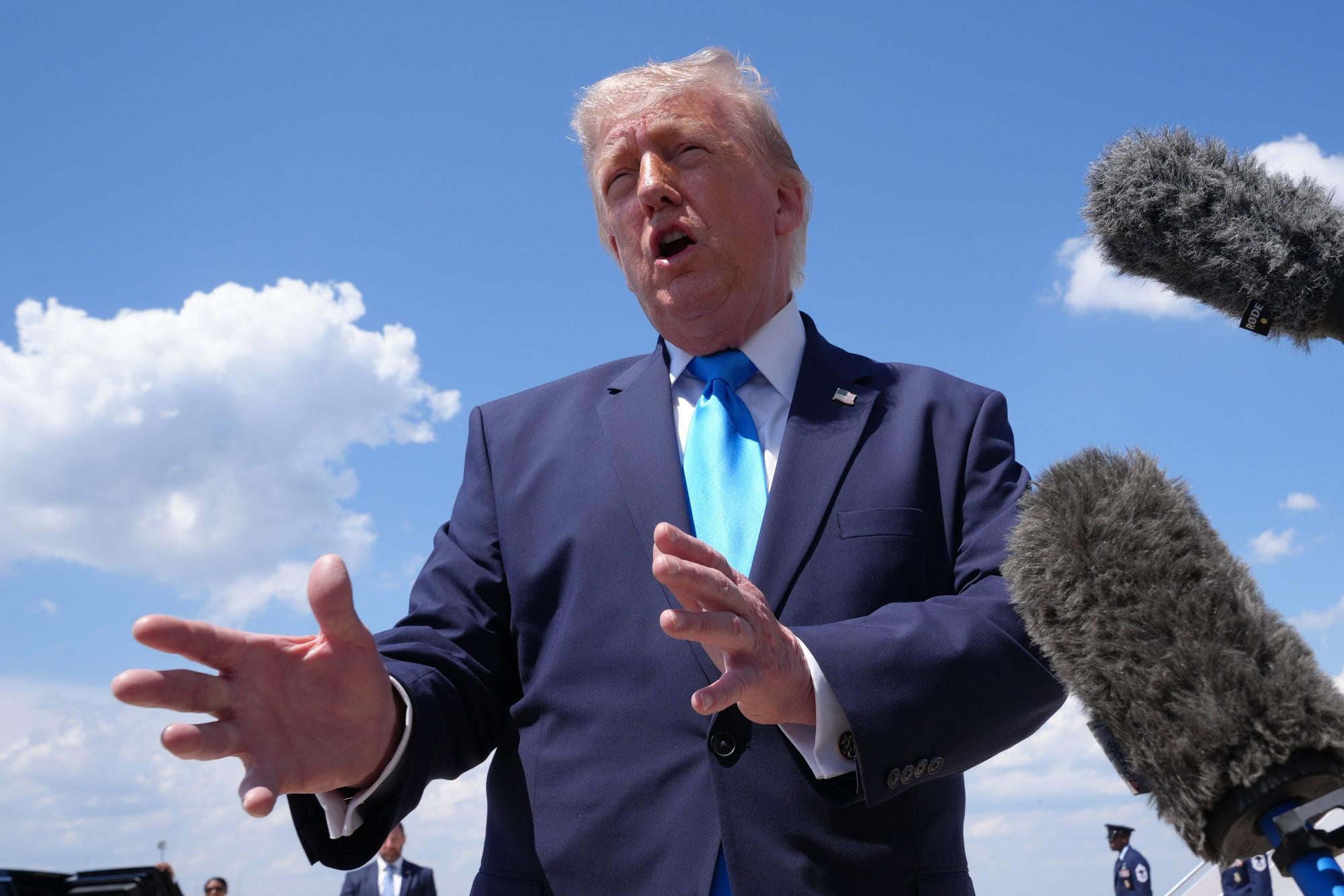 Donald Trump spricht zur Presse, nachdem er am Mittwoch auf der Joint Base Andrews aus der Air Force One ausgestiegen ist.