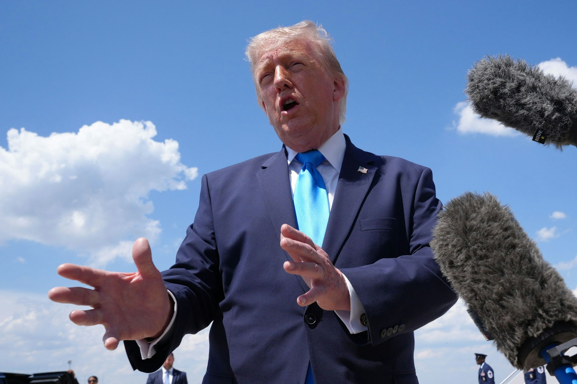Donald Trump spricht zur Presse, nachdem er am Mittwoch auf der Joint Base Andrews aus der Air Force One ausgestiegen ist.