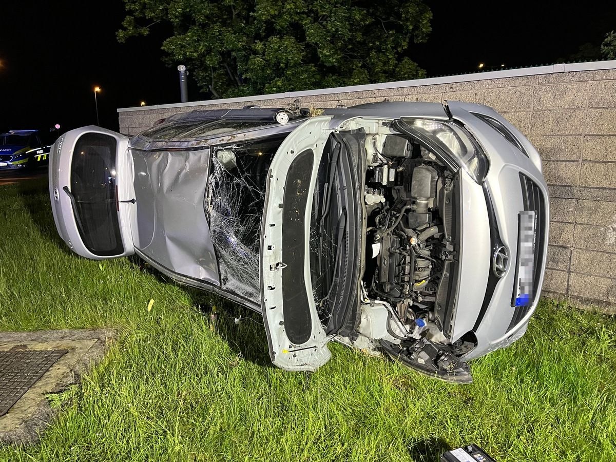 Ein auf der Seite liegendes, verunfalltes Auto in Monheim am Rhein.