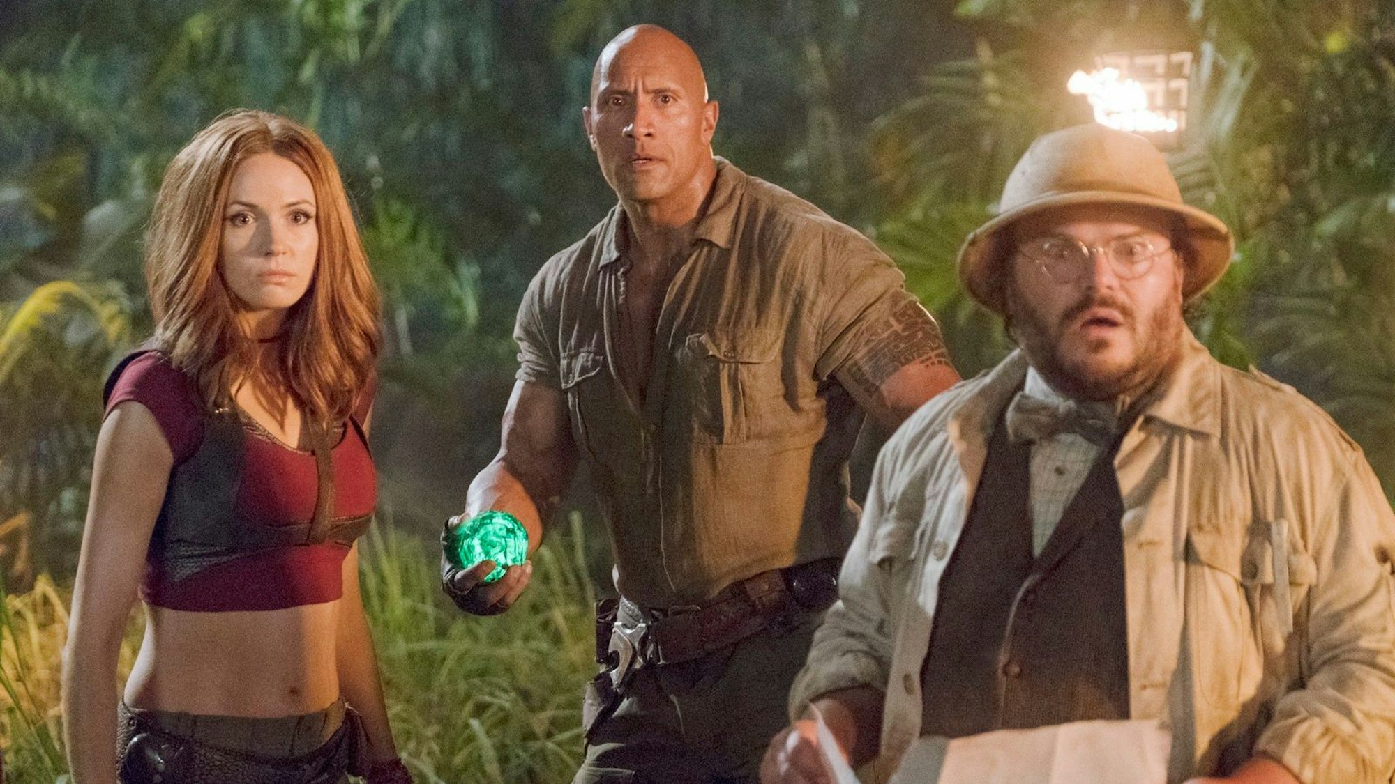 Im Dschungel lauern viele Gefahren auf Ruby Roundhouse (Karen Gillan), Dr. Smolder Bravestone (Dwayne Johnson) und Professor Shelly Oberon (Jack Black, rechts). (Bild: RTL / 2017 Columbia Pictures Industries, Inc.)