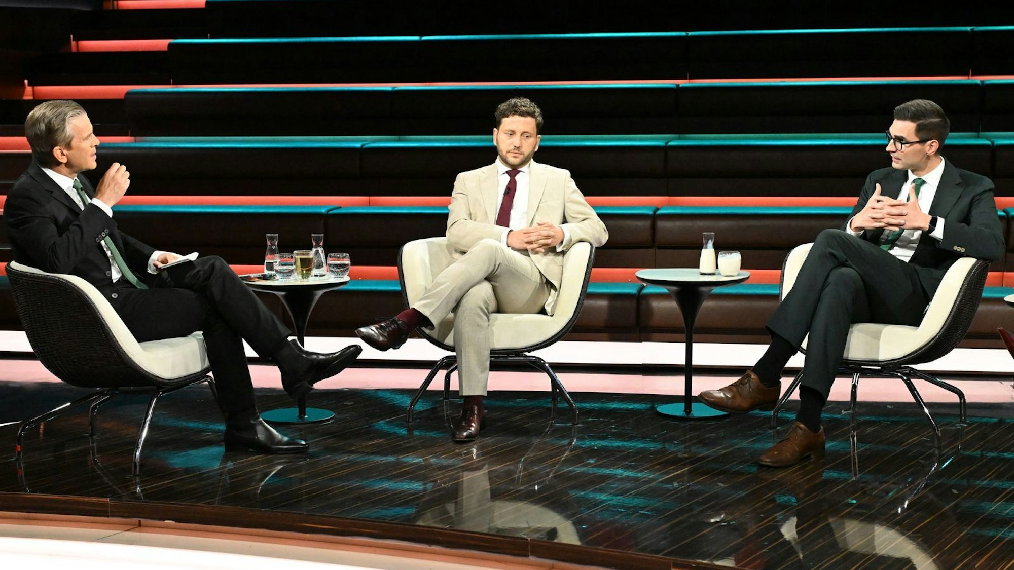 Bei „Markus Lanz“ waren sich Felix Banaszak (M.) und Sepp Müller uneinig, als es um das neue Heizungsgesetz sowie die bisherige Leistung der Bundesregierung ging. (Bild: ZDF / Cornelia Lehmann)