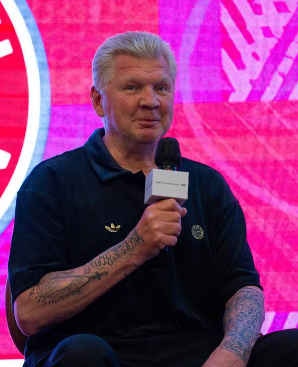 Bei einer Podiumsdiskussion spricht Stefan Effenberg.