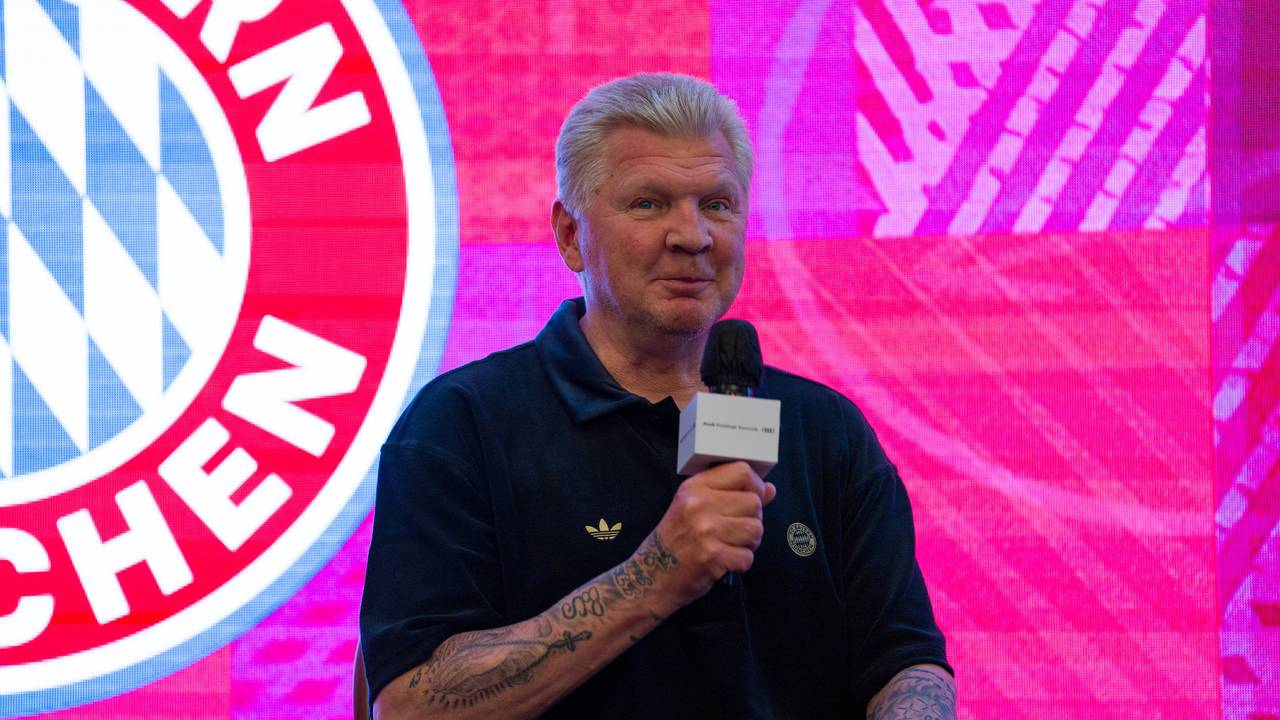 Bei einer Podiumsdiskussion spricht Stefan Effenberg.