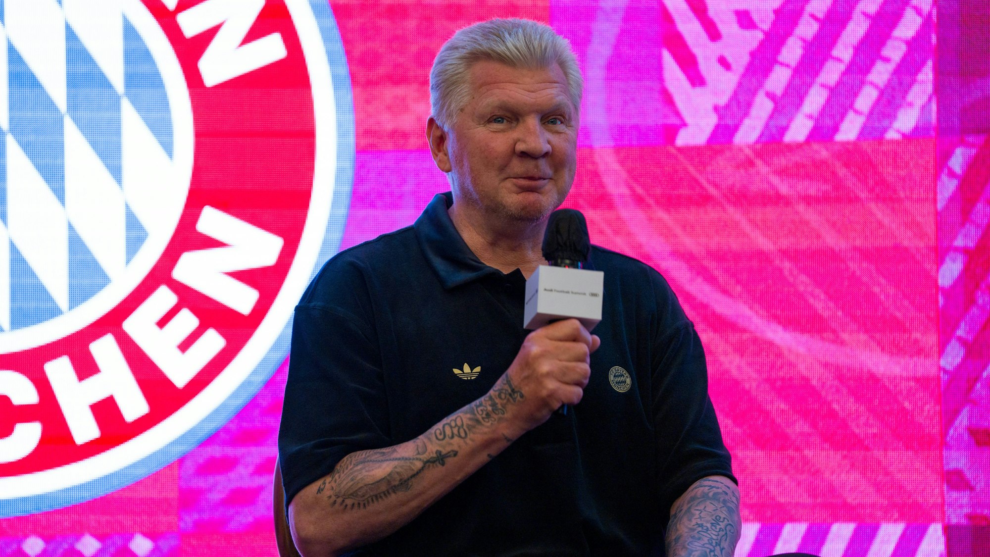 Auf der Bühne spricht Stefan Effenberg ins Mikrofon.