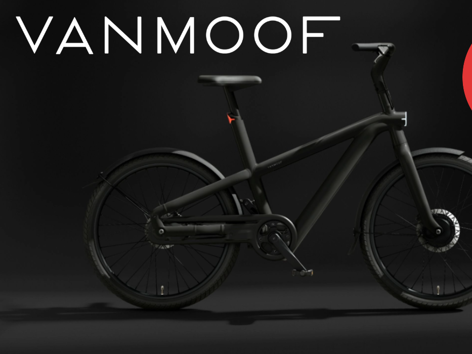Das VanMoof A5 E-Bike vor einem schwarzen Hintergrund.