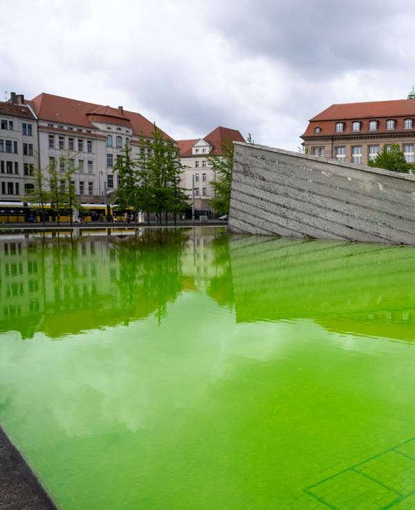 Protestbewegung färbt Brunnenwasser grün