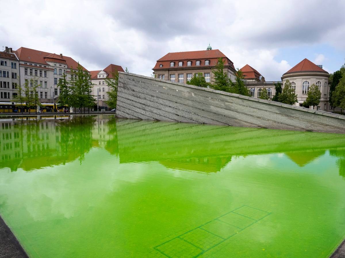 Protestbewegung färbt Brunnenwasser grün