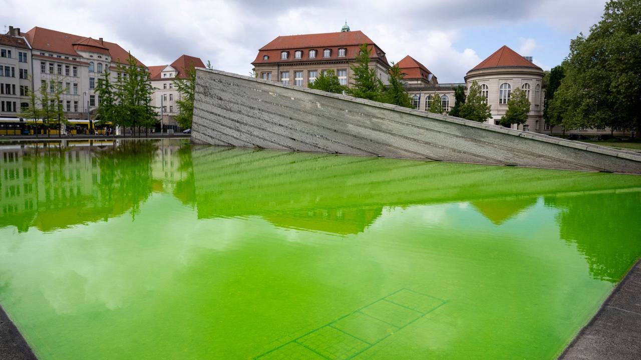 Protestbewegung färbt Brunnenwasser grün