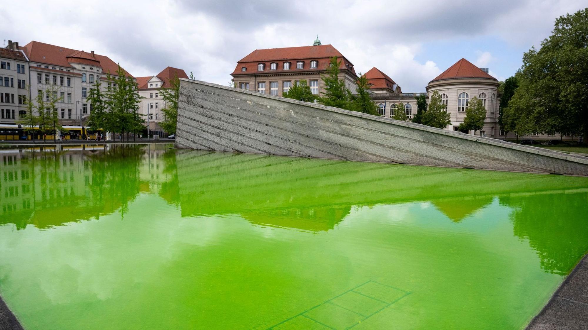 Protestbewegung färbt Brunnenwasser grün
