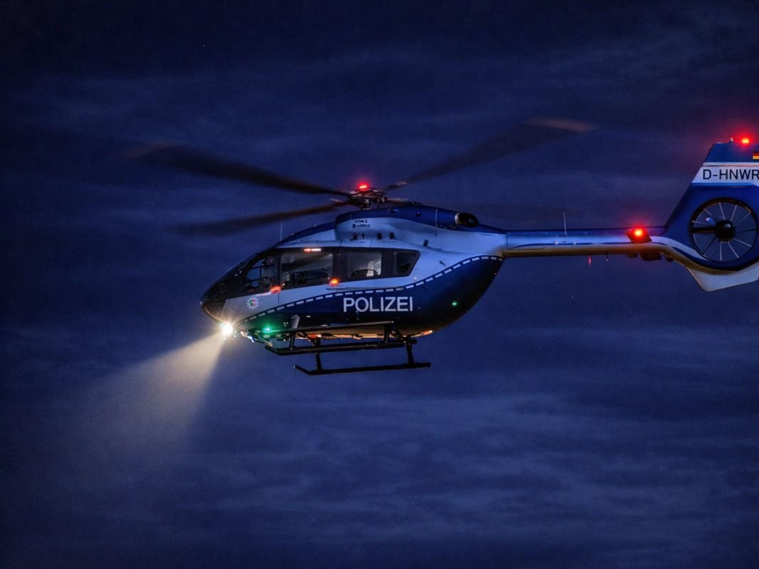 Ein Polizeihubschrauber vom Typ 'Hummel' im Nachteinsatz.