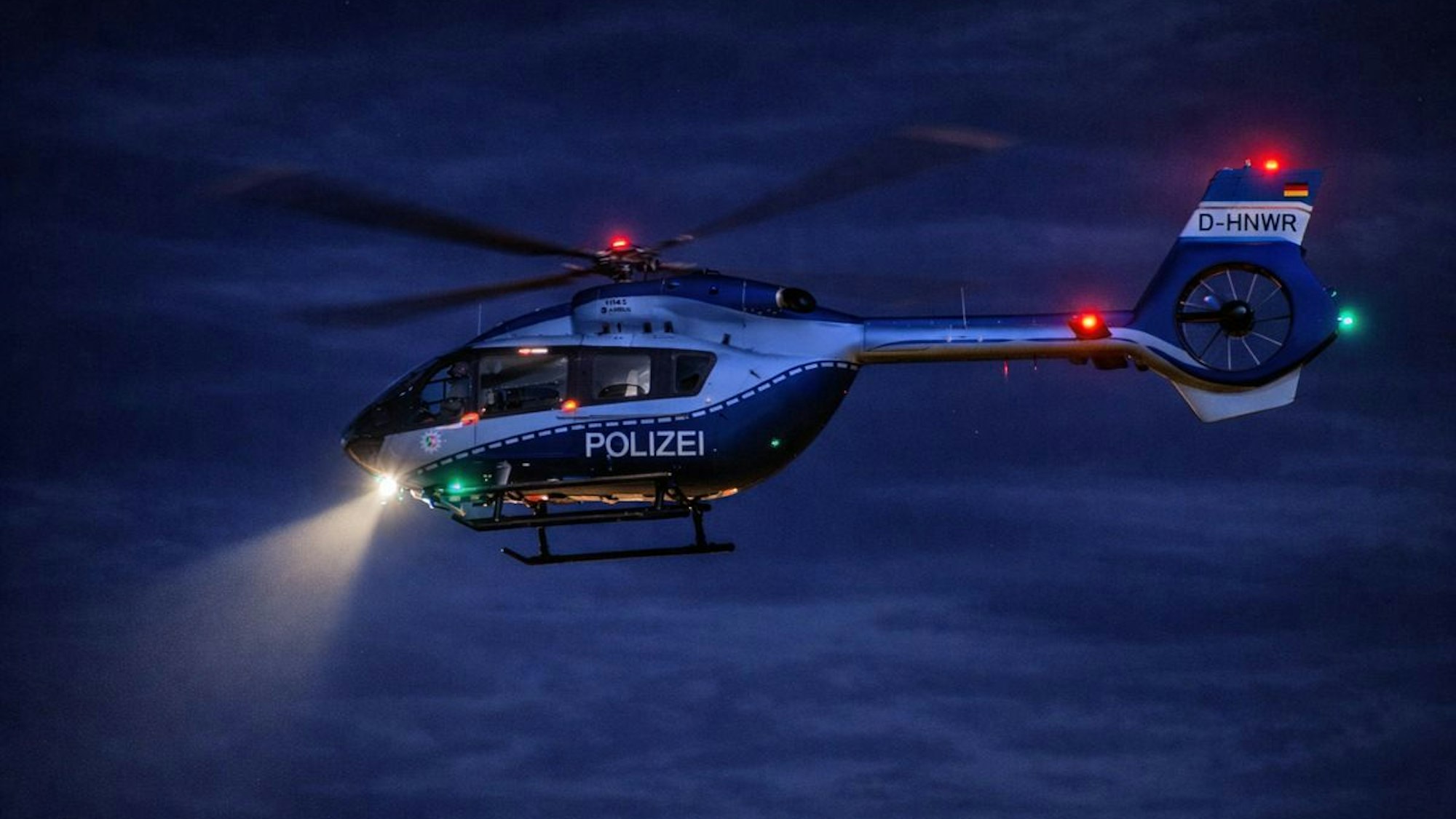 Ein Polizeihubschrauber vom Typ 'Hummel' im Nachteinsatz.