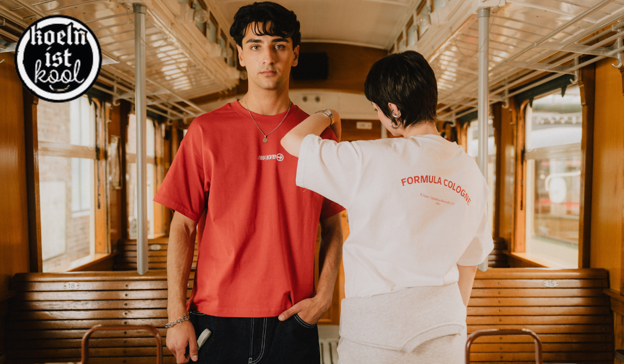 Zwei Models die die koelnistkool x KVB Kollektion tragen.