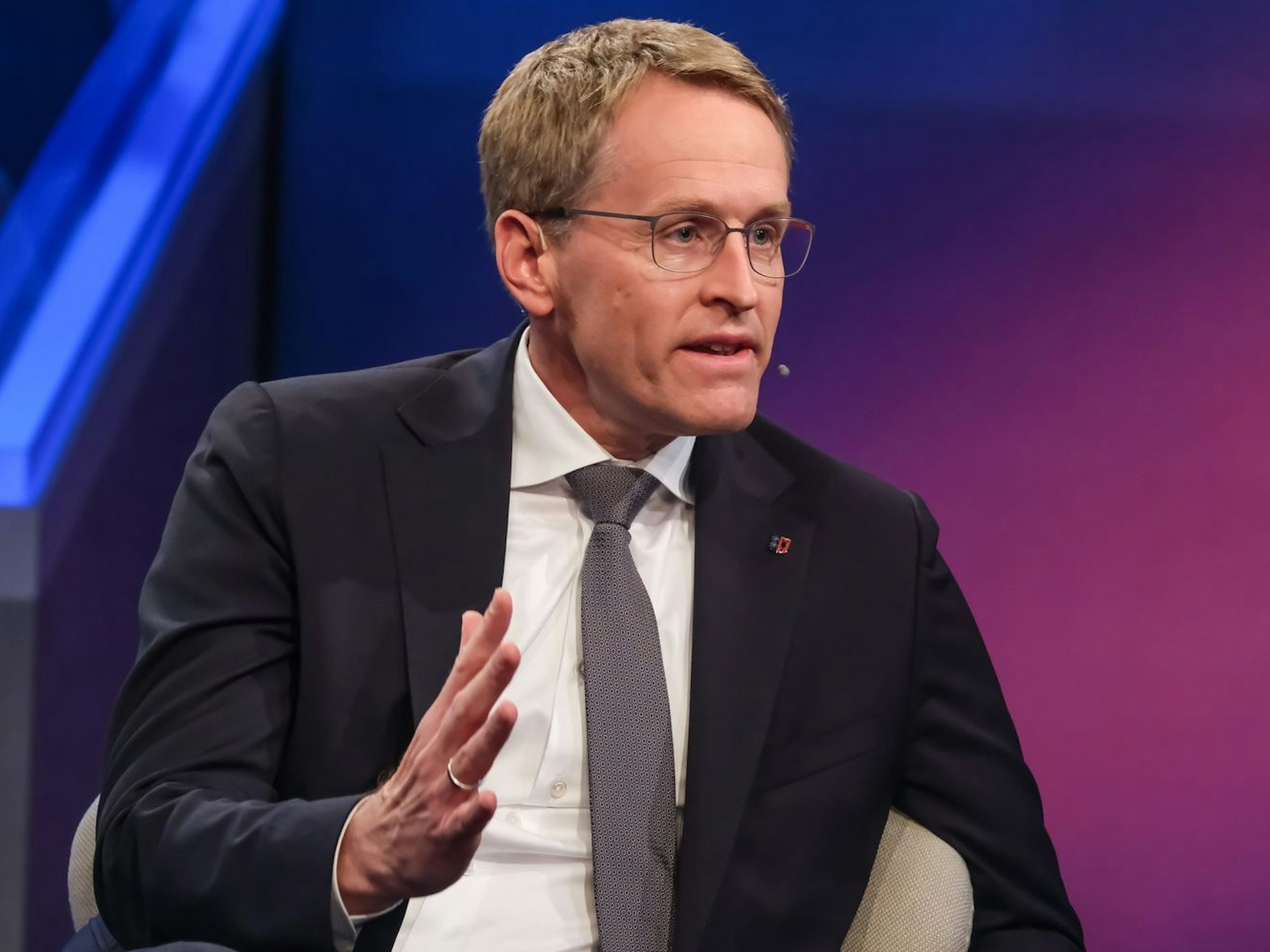CDU-Ministerpräsident Daniel Günther kritisierte am Mittwochabend bei „Maischberger“ die Arbeit der schwarz-roten Koalition. (Bild: WDR / Oliver Ziebe)