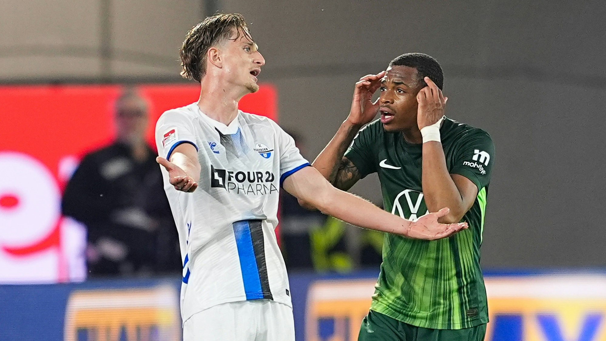 Spielszene in der Relegation zwischen Wolfsburg und Paderborn mit Jonah Sticker und Jeanuel Belocian.