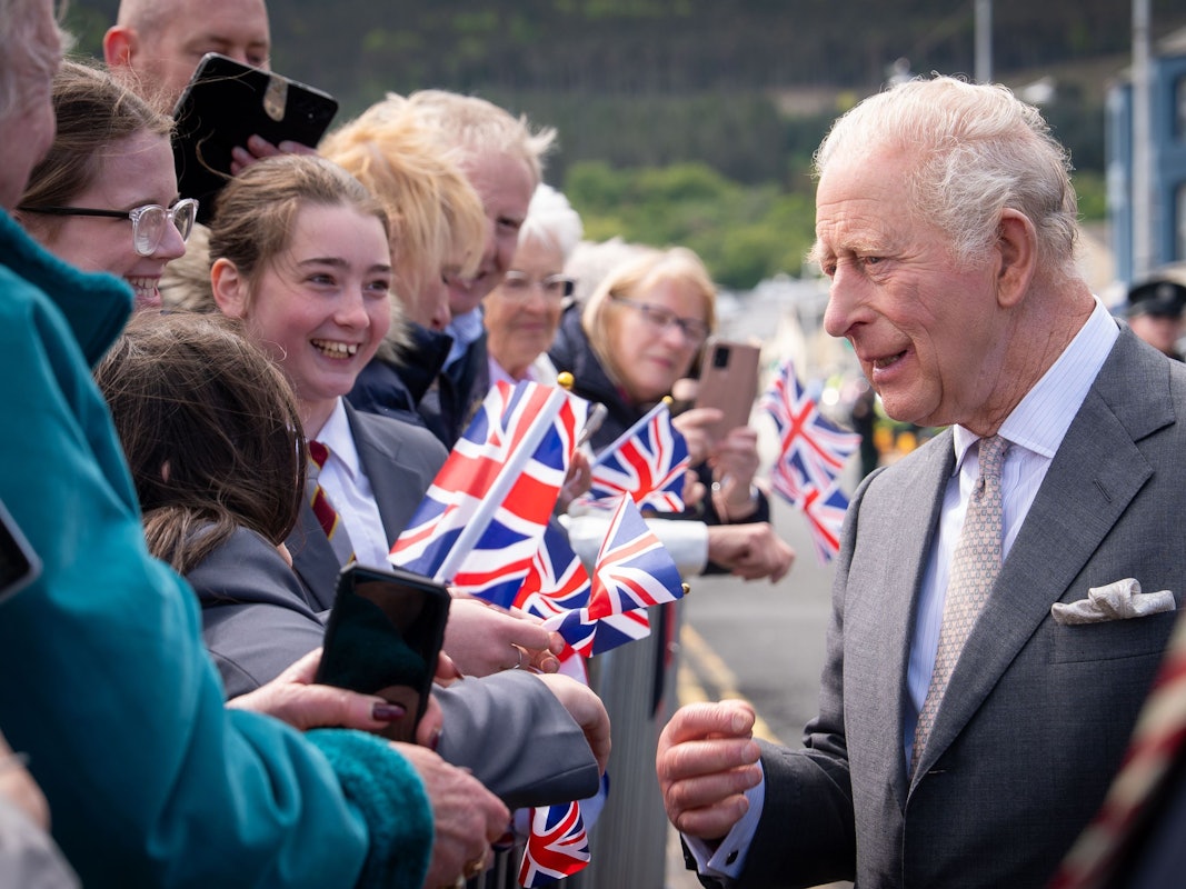 König Charles III. trifft Schaulustige und Fans.