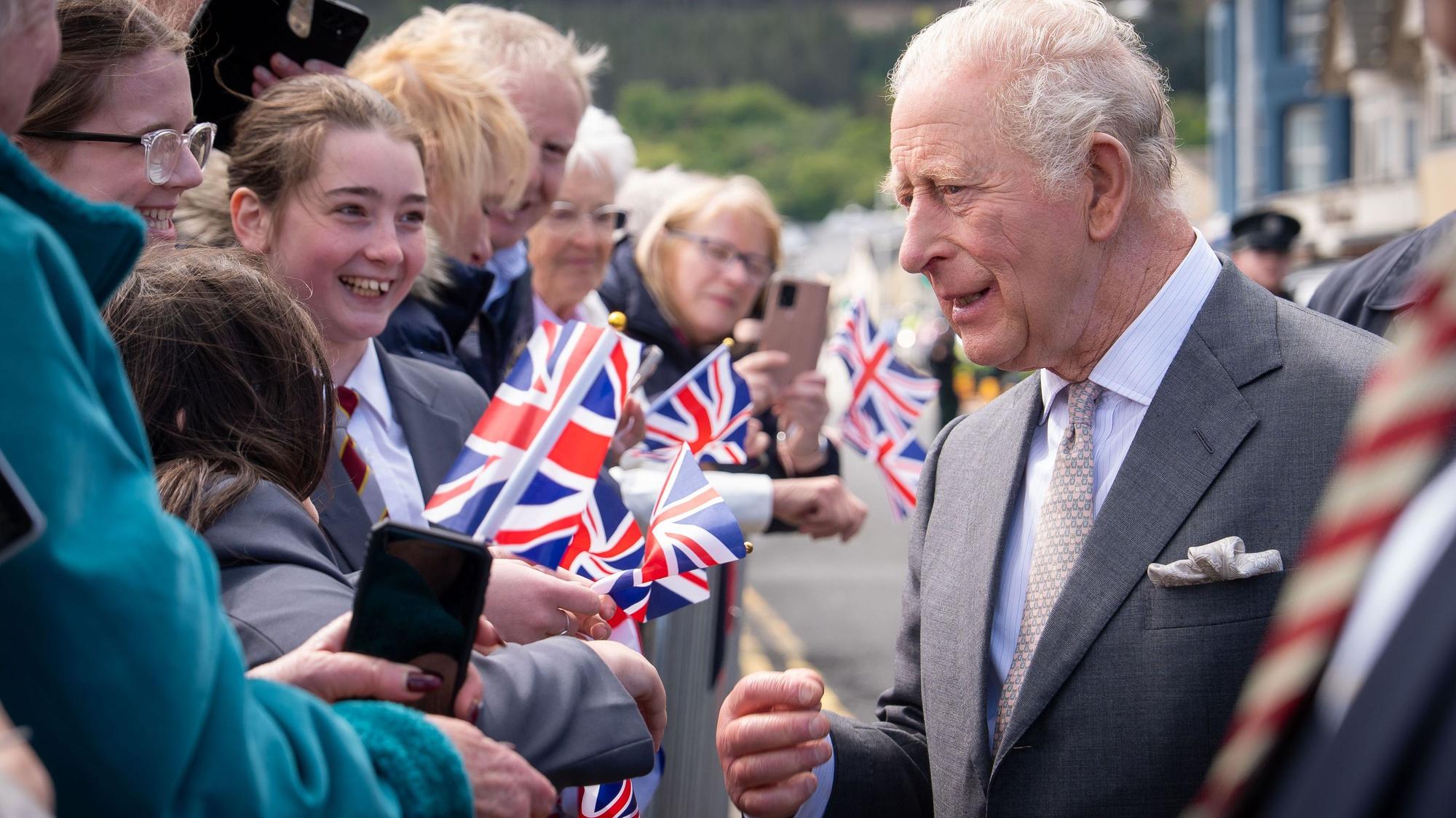 König Charles III. trifft Schaulustige und Fans.