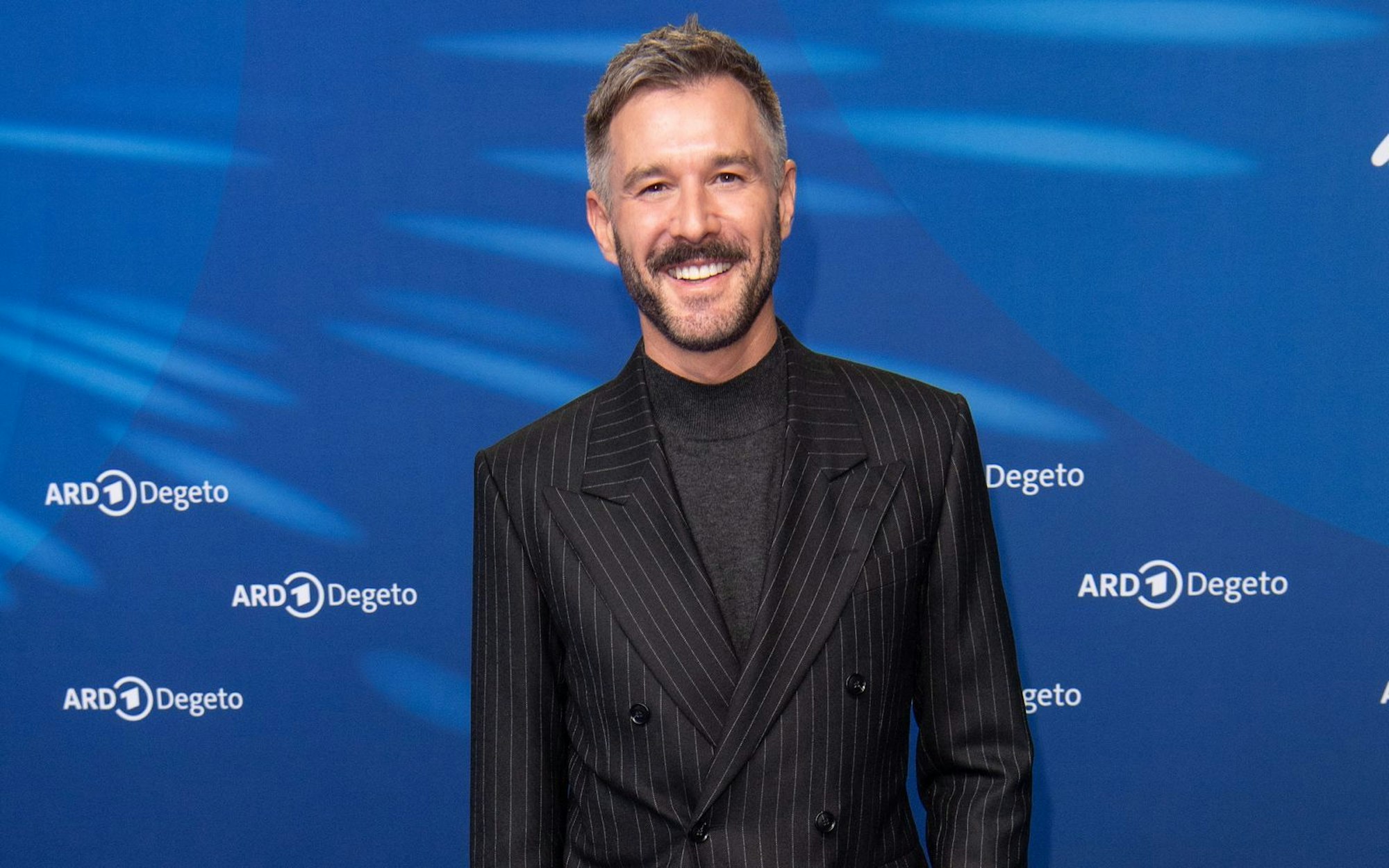So sieht ein strahlender Sieger aus! Jochen Schropp setzte sich im Finale von „Promi Taste“ (SAT.1) etwas überraschend, aber souverän durch. (Bild: 2025 Getty Images/Matthias Nareyek)