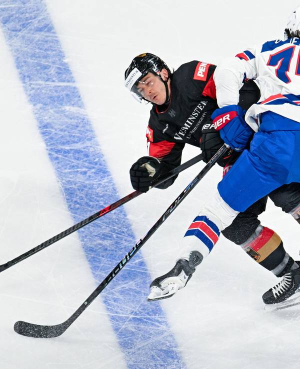 Daniel Fischbuch (l, Deutschland) und Connor Clifton (USA) kämpfen um den Puck.