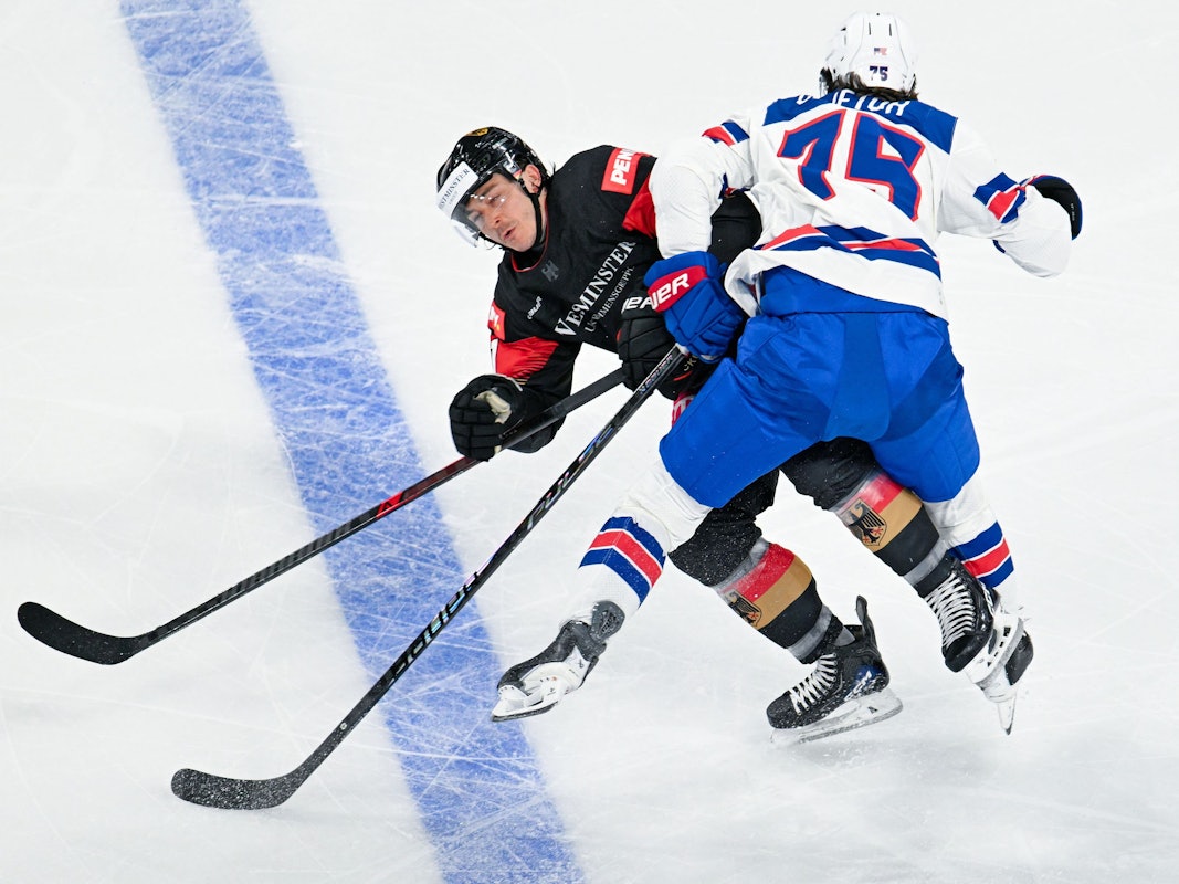 Daniel Fischbuch (l, Deutschland) und Connor Clifton (USA) kämpfen um den Puck.