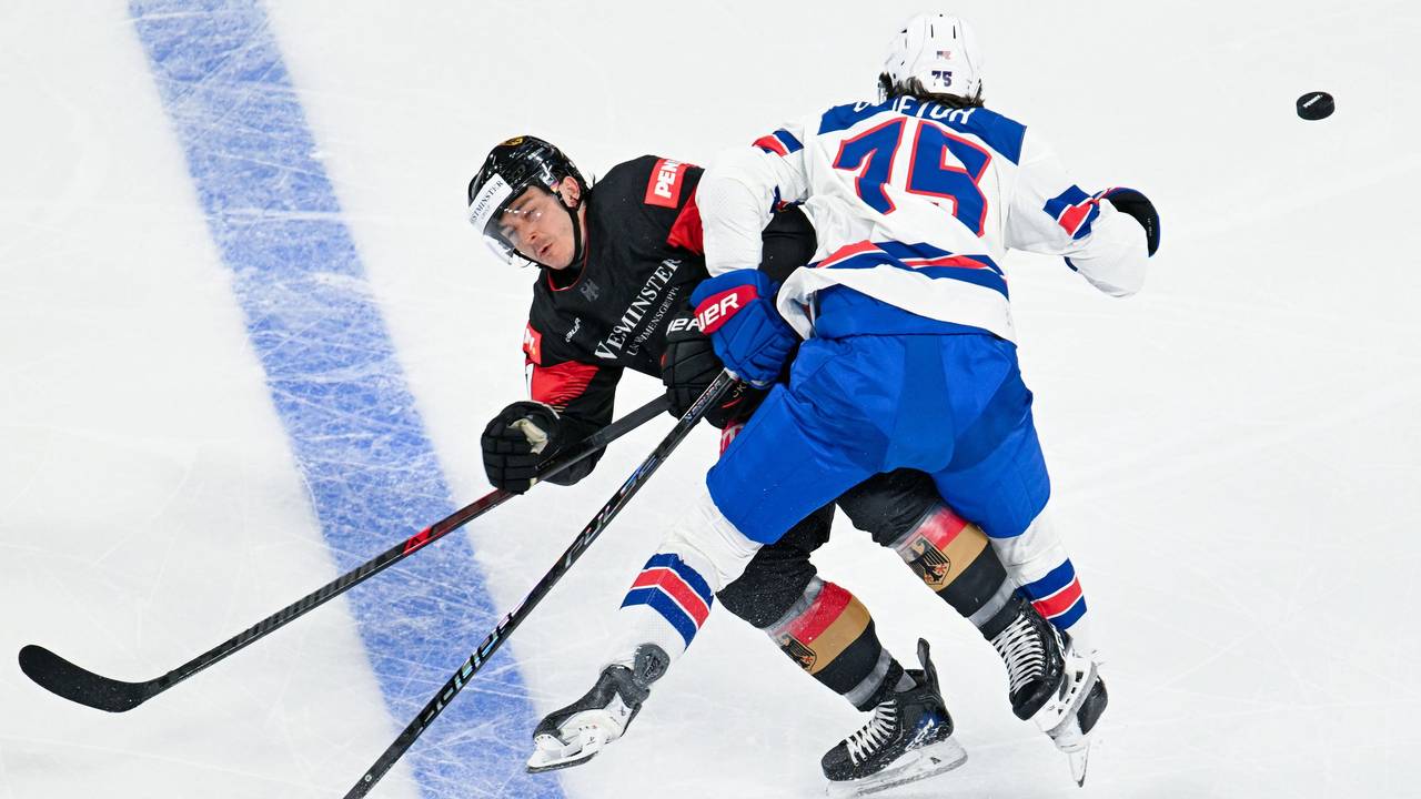 Daniel Fischbuch (l, Deutschland) und Connor Clifton (USA) kämpfen um den Puck.