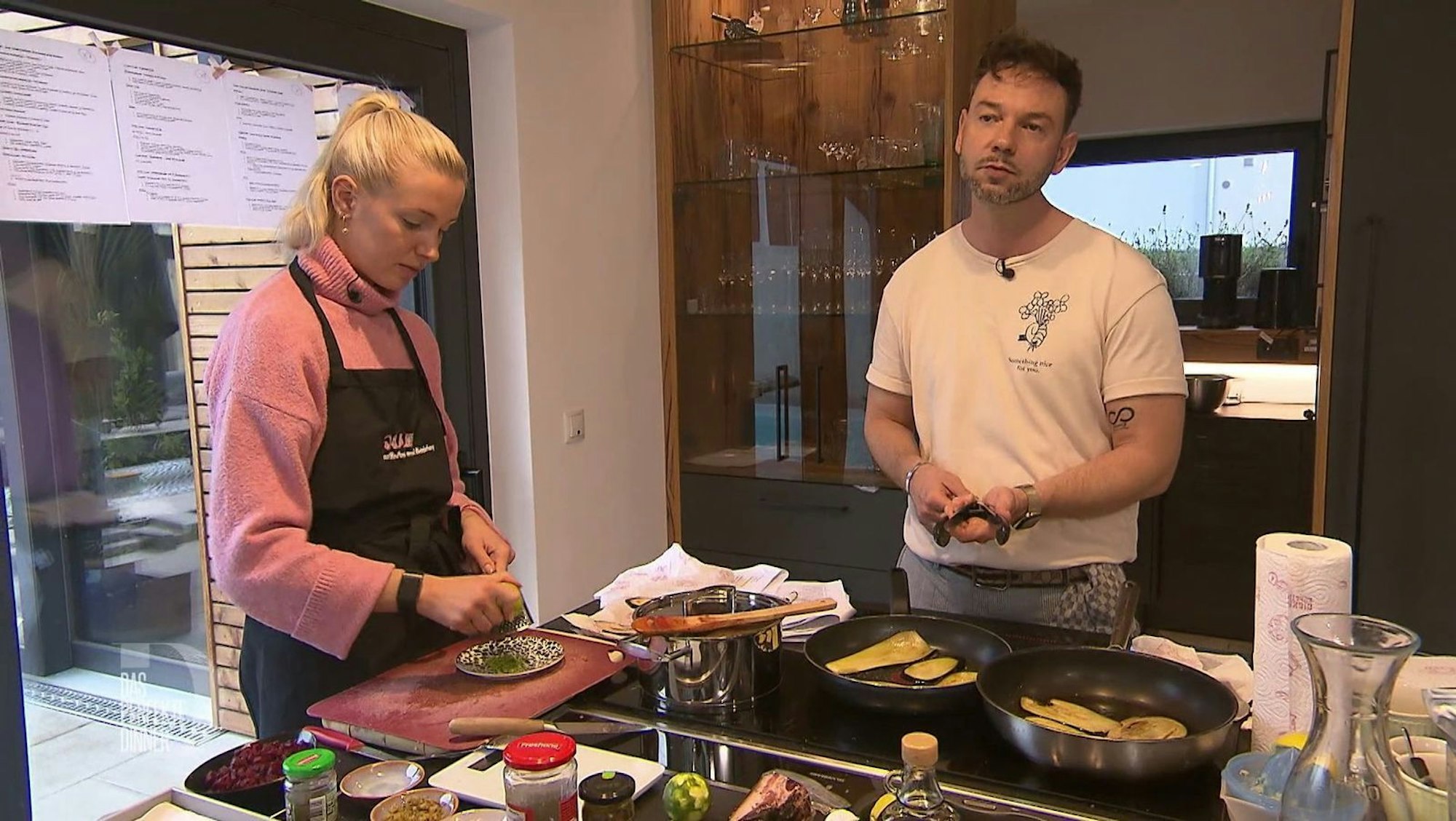 Mitbewohnerin Mona hilft Mathias bei den Vorbereitungen.
(Bild: RTL)