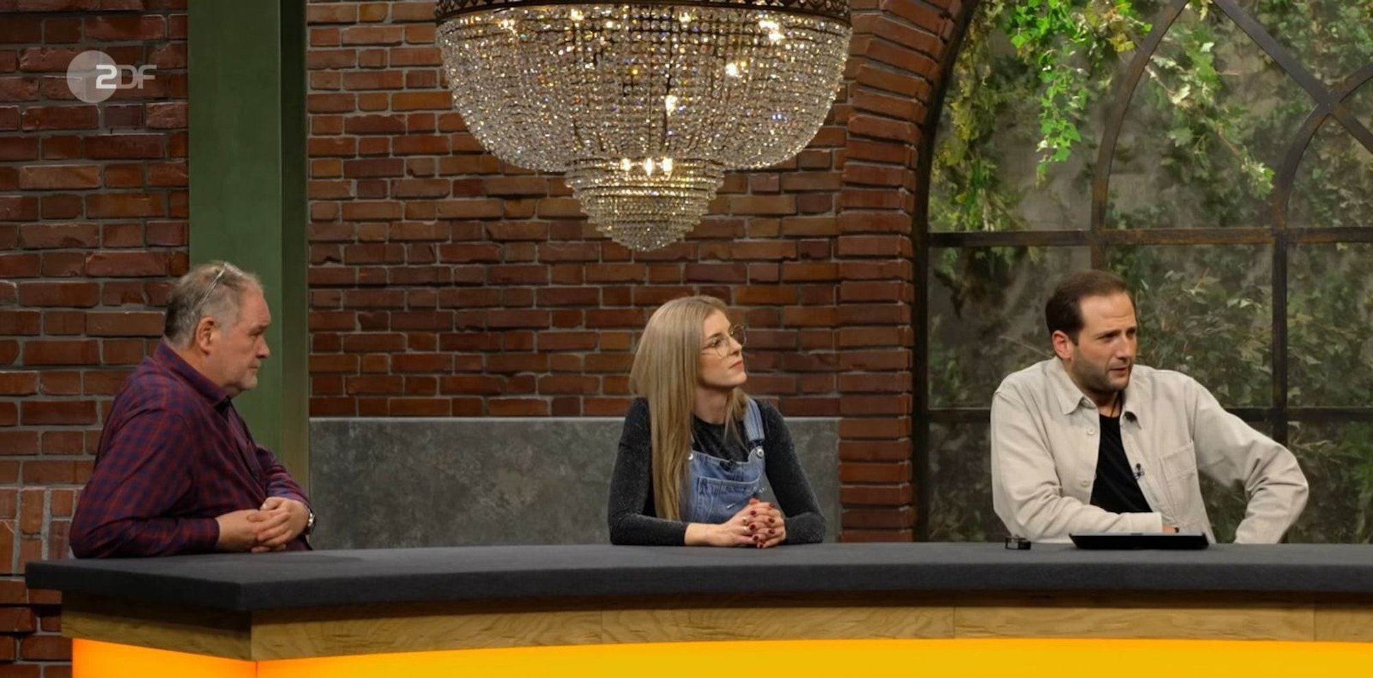 Julian Schmitz-Avila (rechts) fand den Schmuck „ganz fürchterlich“. (Bild: ZDF)