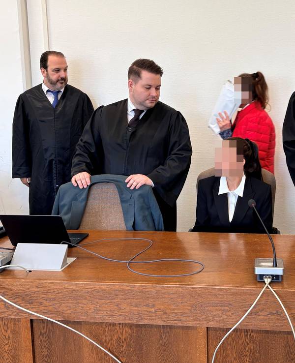 Mutter und Tochter beim Prozessauftakt mit ihren Anwälten Nicolas A. Frühsorger, Dominik Weiß und Abdou A. Gabbar (v.l.) im Kölner Landgericht